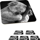 Onderzetters voor glazen - Slapende koala op zwarte achtergrond in zwart-wit - 10x10 cm - Glasonderzetters - 6 stuks