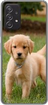 Geschikt voor Samsung Galaxy A33 5G hoesje - Golden Retriever pup in het groene gras - Siliconen Telefoonhoesje