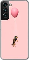 Geschikt voor Samsung Galaxy S22 hoesje - Teckel zweeft omhoog door een ballon - Siliconen Telefoonhoesje
