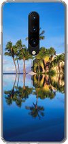 Geschikt voor OnePlus 7 Pro hoesje - Bij Wailea Beach op Hawaii worden palmbomen gereflecteerd op het water - Siliconen Telefoonhoesje