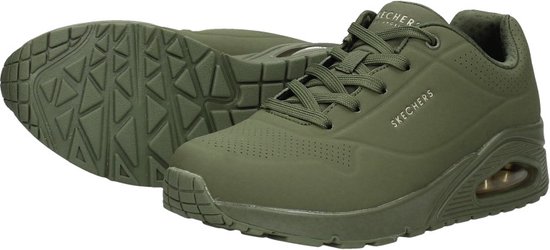 Legergroene Skechers Uno damessneakers met vetersluiting, geperforeerde details en zichtbare luchtkussens in de zool.