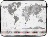 Laptophoes 15.6 inch - Wereldkaart - Vlag - Zwart - Wit - Laptop sleeve - Binnenmaat 39,5x29,5 cm - Zwarte achterkant