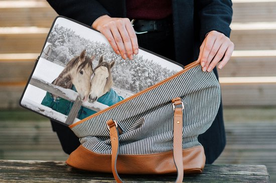 Housse ordinateur 13 pouces 34x24 cm - Paarden - Housse Macbook & Laptop Paarden in a snowstorm - Housse ordinateur portable avec photo