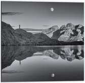 WallClassics - Dibond - Personne sur rochers au bord de Water avec lune en noir et blanc - 50x50 cm Photo sur aluminium (Décoration murale en métal)