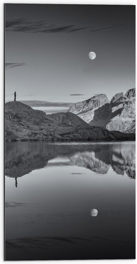 WallClassics - Dibond - Persoon op Rotsen langs Water met Maan in zwart-wit - 50x100 cm Foto op Aluminium (Met Ophangsysteem)