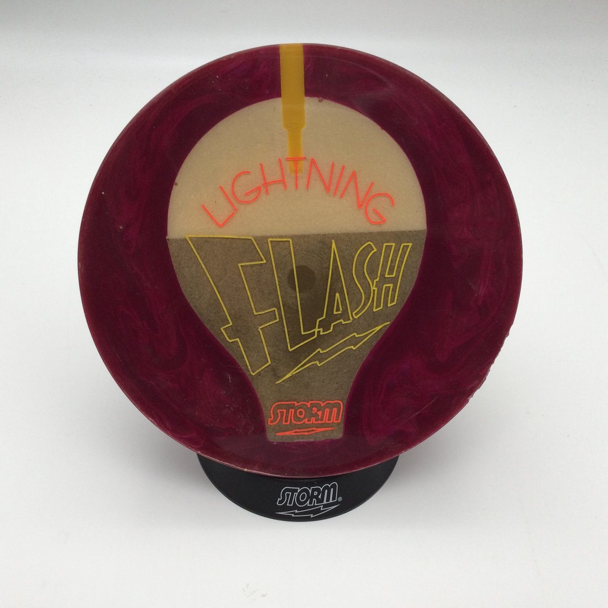 Bowling Bowlingbal 'Storm 1/2 - Lightning Flash' opengewerkte bal op zwarte storm bal cup, laat zien hoe de bal is opgebouwd