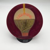 Bowling Bowlingbal 'Storm  1/2 - Lightning Flash' opengewerkte bal op zwarte storm bal cup, laat zien hoe de bal is opgebouwd