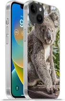Geschikt voorApple Iphone 14 Plus - Soft case hoesje - Koala - Hout - Planten - Kids - Jongens - Meiden - Siliconen Telefoonhoesje