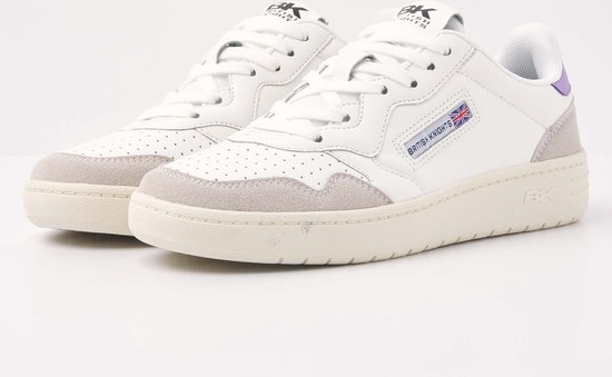 Paire de sneakers basses blanches avec du suède rose et des accents violets sur le talon.