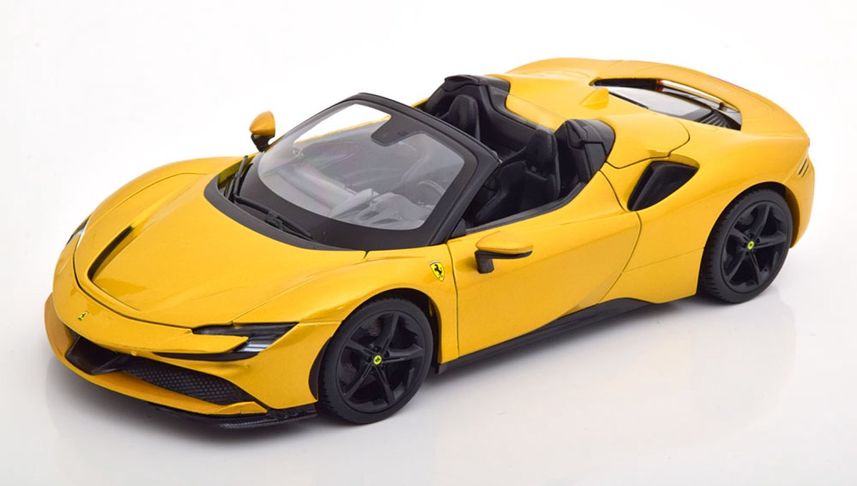 De 1:18 Diecast Modelauto van de Ferrari SF90 Stradale Hybrid Spider van 2020 in geel metallic. De fabrikant van het schaalmodel is Burago. Dit model is alleen online verkrijgbaar.