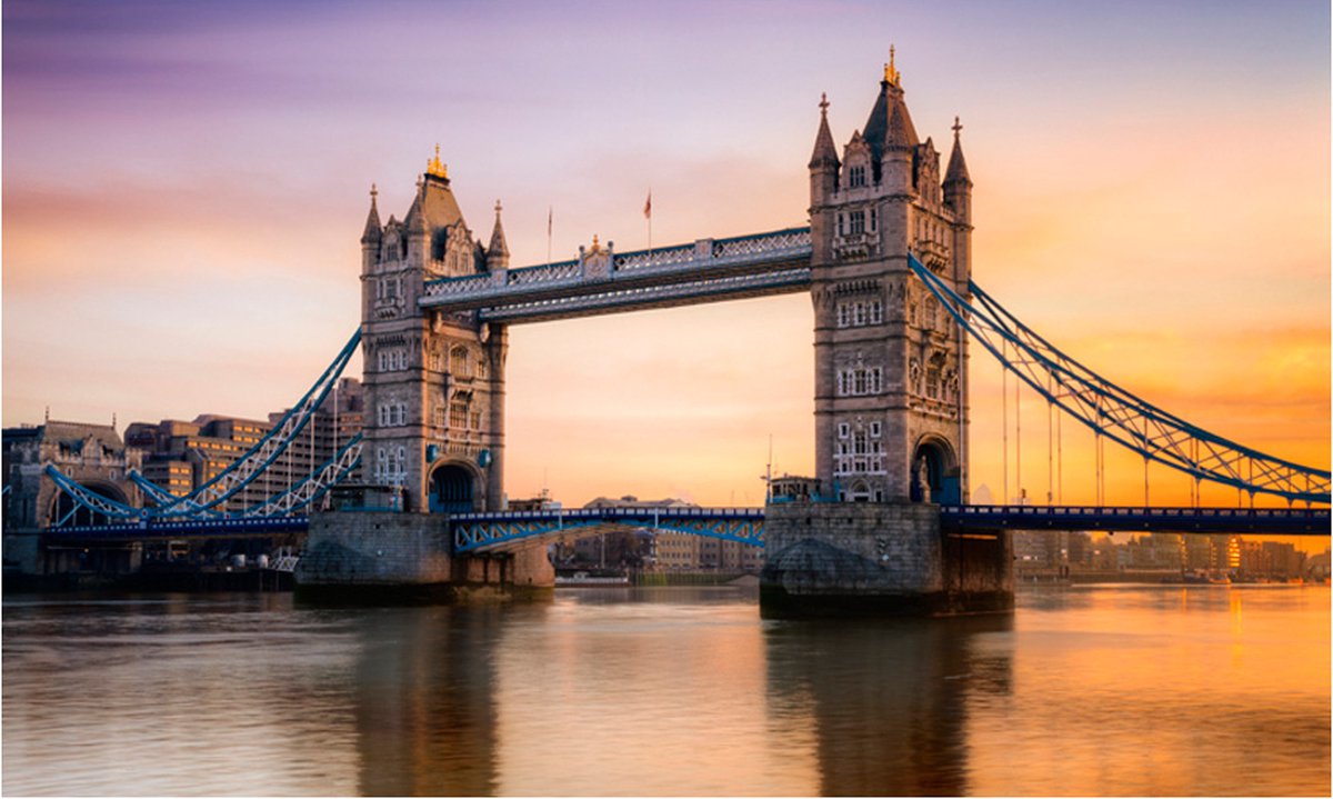Fotobehang - Tower Bridge bij dageraad.