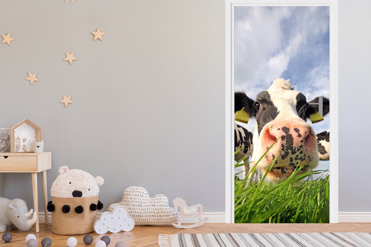 Deurposter 75x205 cm - Deursticker Koe - Boerderij - Gras - Dieren - Meubelfolie zelfkleve