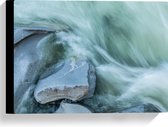 WallClassics - Canvas  - Blauw Stromend Water langs Stenen - 40x30 cm Foto op Canvas Schilderij (Wanddecoratie op Canvas)