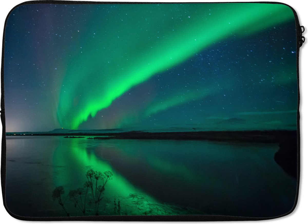 Laptophoes 13 inch - Noorderlicht - IJsland - Sterrenhemel - Groen - Water - Laptop sleeve - Binnenmaat 32x22,5 cm - Zwarte achterkant