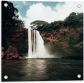 WallClassics - Tuinposter – Hoge Waterval in Meer - 50x50 cm Foto op Tuinposter  (wanddecoratie voor buiten en binnen)