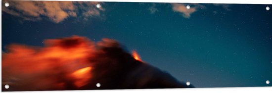 WallClassics - Tuinposter – Uitbarstende Vulkaan in de Nacht - 150x50 cm Foto op Tuinposter  (wanddecoratie voor buiten en binnen)