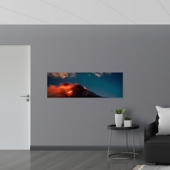 WallClassics - Panneau de mousse PVC - Volcan en éruption la nuit - Photo 150 x 50 cm sur panneau de mousse PVC
