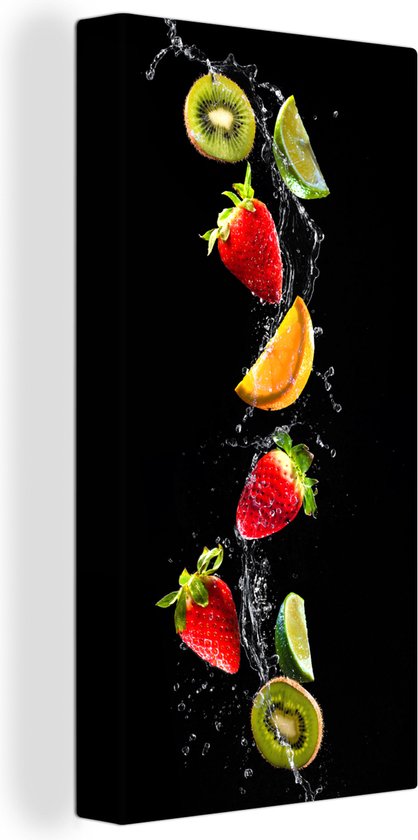 Canvas Schilderij Fruit - Water - Zwart - Stilleven Aardbei - Kiwi - 40x80 cm - Wanddecoratie