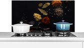 Spatscherm keuken 100x50 cm - Kookplaat achterwand Specerijen - Kruiden - Noten - Lavendel - Zwart - Muurbeschermer - Spatwand fornuis - Hoogwaardig aluminium - Alternatief voor spatscherm glas