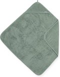 Een saliegroene badcape met capuchon, gevouwen in een ruitvorm. Het merk 'Jollein' is zichtbaar.