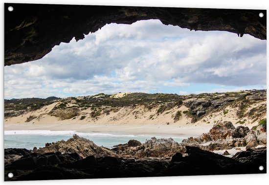 WallClassics - Tuinposter – Open Rotsen bij Strand - 120x80 cm Foto op Tuinposter  (wanddecoratie voor buiten en binnen)