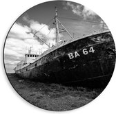 WallClassics - Dibond Muurcirkel - Oud Scheepswrak op Strand (zwart/wit) - 40x40 cm Foto op Aluminium Muurcirkel (met ophangsysteem)