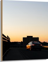 WallClassics - Hout - Auto op Dak van Parkeergarage - 75x100 cm - 12 mm dik - Foto op Hout (Met Ophangsysteem)