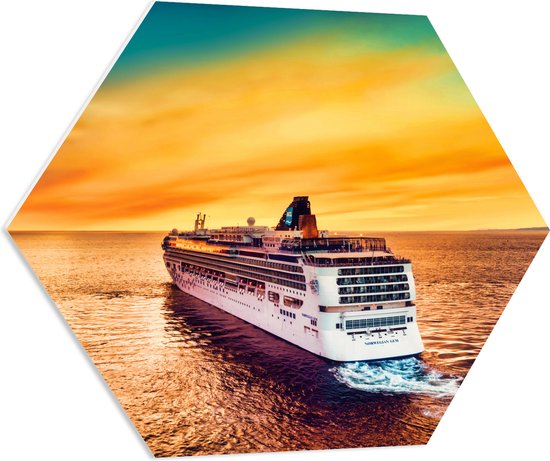 WallClassics - PVC Schuimplaat Hexagon  - Groot Cruiseschip op Water met Felle Lucht - 80x69.6 cm Foto op Hexagon (Met Ophangsysteem)