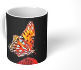 Mok - Koffiemok - Vlinder - Bloemen - Insect - Portret - Zwart - Oranje - Mokken - 350 ML - Beker - Koffiemokken - Theemok