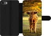 Étui pour téléphone iPhone 7 Bookcase - Highlander écossais - Veau - Automne - Avec compartiments - Étui portefeuille avec fermeture magnétique