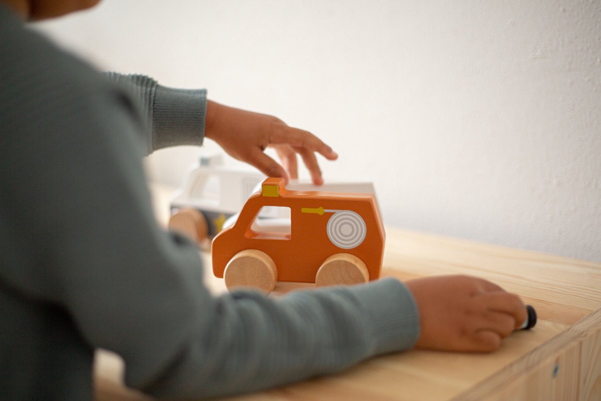 Tryco Houten Brandweerauto - Houten Speelgoedauto - Brandweerwagen met Handvat - Stimuleert Fantasierijk Spel - Vanaf 18 Maanden Rood — afbeelding 3