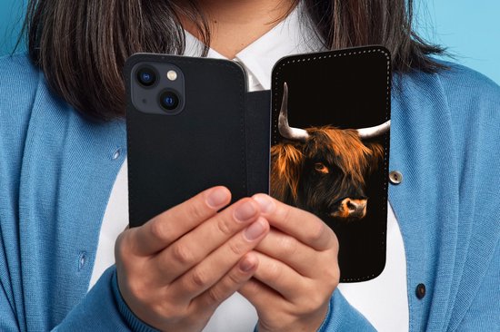 Étui pour téléphone iPhone 13 Bookcase - Highlander écossais - Fourrure - Vache - Avec compartiments - Étui portefeuille avec fermeture magnétique
