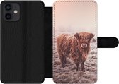 Bookcase Geschikt voor iPhone 12 telefoonhoesje - Schotse Hooglanders - Sneeuw - Zon - Met vakjes - Wallet case met magneetsluiting