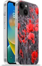 Geschikt voorApple Iphone 14 Plus - Soft case hoesje - Rode Klaprozen in een zwart wit afbeelding - Siliconen Telefoonhoesje