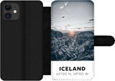Bookcase Geschikt voor iPhone 12 Pro Max telefoonhoesje - IJsland - Zon - Bergen - Met vakjes - Wallet case met magneetsluiting