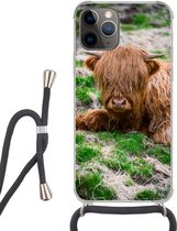 Hoesje met koord Geschikt voor iPhone 11 Pro Max - Schotse Hooglander - Hooi - Gras - Siliconen - Crossbody - Backcover met Koord - Telefoonhoesje met koord - Hoesje met touw