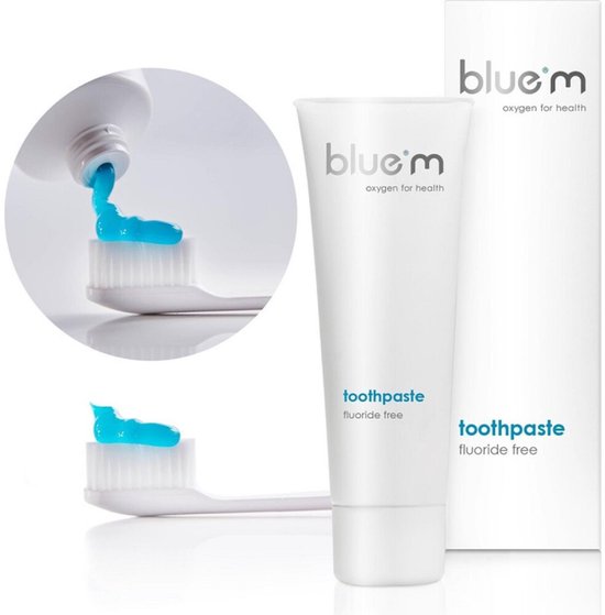 Grote witte tube tandpasta met blauwe tekst 'blue m' en een inset met tandpasta op een tandenborstel.