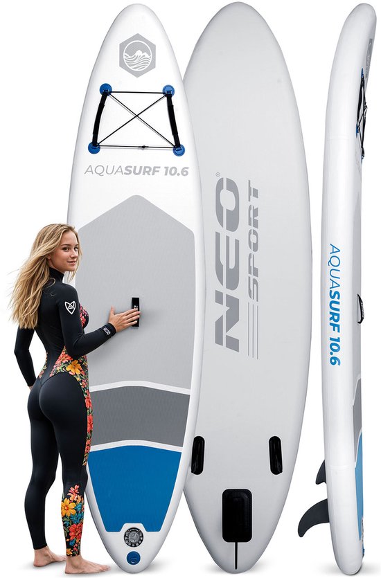 Vrouwe in een zwart wetsuit met bloemenprint staat naast een wit Aquasurf 10.6 SUP-board.