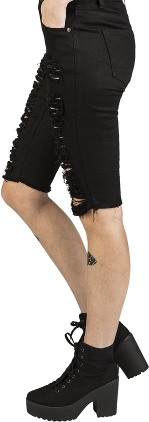 Zijzicht van een vrouw in zwarte, opengescheurde denim shorts met rafelige zoom.