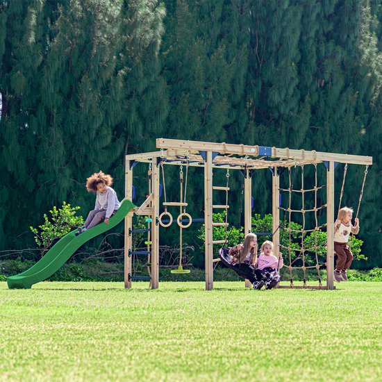 Speeltoestel met glijbaan, schommel, klimnet en monkey bars, met spelende kinderen.