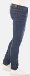 Zijaanzicht van een man in een donkerblauwe jeans met oranje stiksels en een bruin Lee-label.