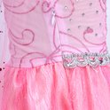 Achterkant van de roze prinsessenjurk met rits, versierd met zilveren ceintuur.