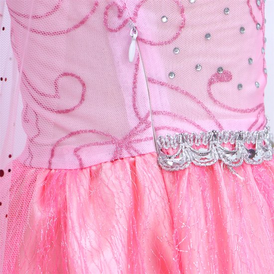Achterkant van de roze prinsessenjurk met rits, versierd met zilveren ceintuur.