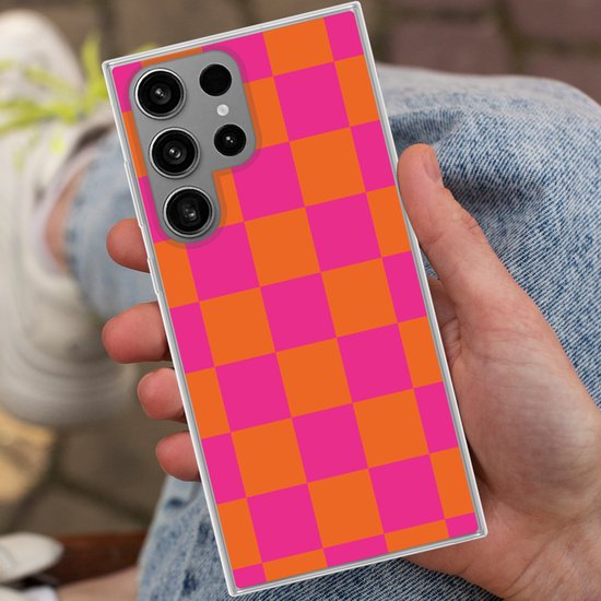 Telefoonhoesje Geschikt voor Samsung Galaxy S23 Ultra hoesje - Schaakbord print - Oranje - Roze - Blokjes - Siliconen Telefoonhoesje Telefoonhoesje