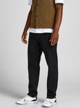Sluiting van zwarte jeans met knopen en klinknagels.