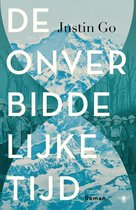 Boekomslag met de titel 'DE ONVERBIDDELIJKE TIJD' en een afbeelding van bergen en soldaten.