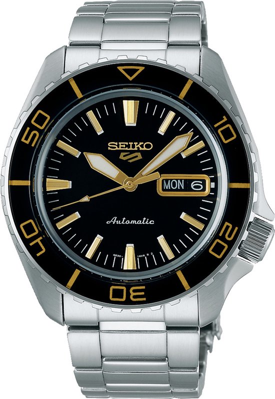Zilverkleurig Seiko horloge met zwarte wijzerplaat, gouden indexen en datum.
