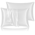 Twee witte satijnen kussenslopen, met een glimmende, gladde textuur. Eén kussensloop heeft een witte stof eroverheen gedrapeerd.