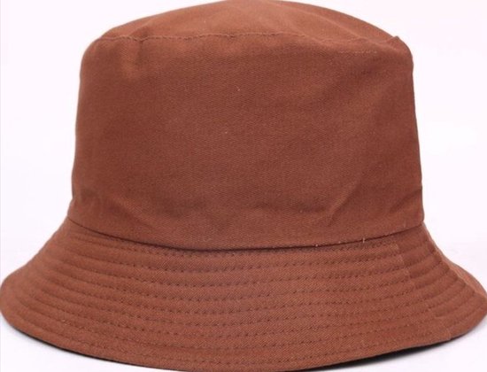Bruine katoenen bucket hat met platte bovenkant en brede rand.