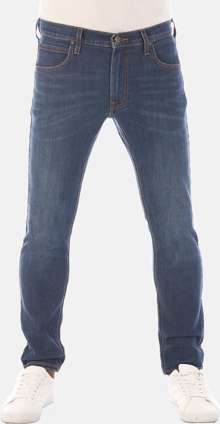 Voorkant van een man in een donkerblauwe slim fit jeans met oranje stiksels.
